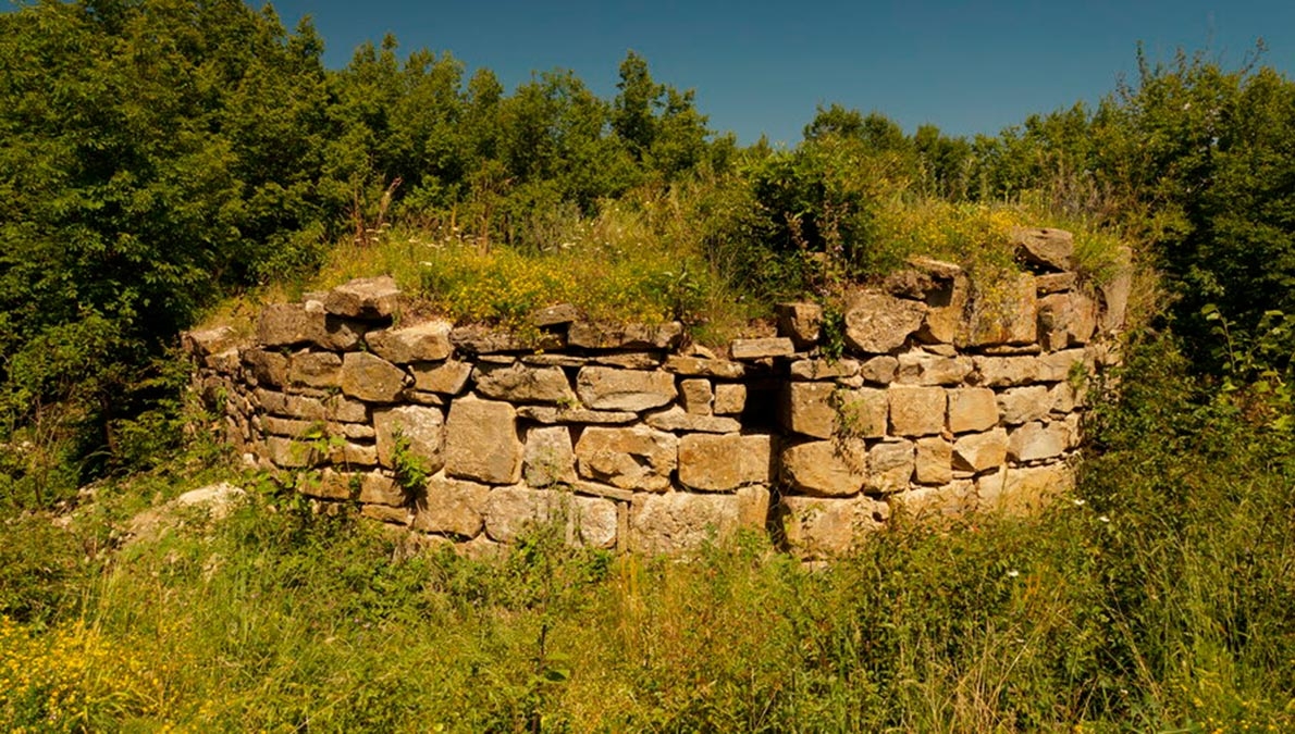 Καλέτο Σαρνίτσα - τοίχοι ενός θρακικού φρουρίου με πύργο από την εποχή της όψιμης Αρχαιότητας και του Μεσαίωνα