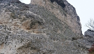 Η μπηγμένη πέτρα, Τα περίχωρα του χωριού Σαρνίτσα