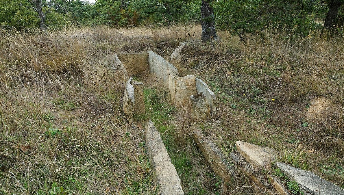Μεγαλιθικός τάφος (ντολμέν), Χωριό Πλεβούν